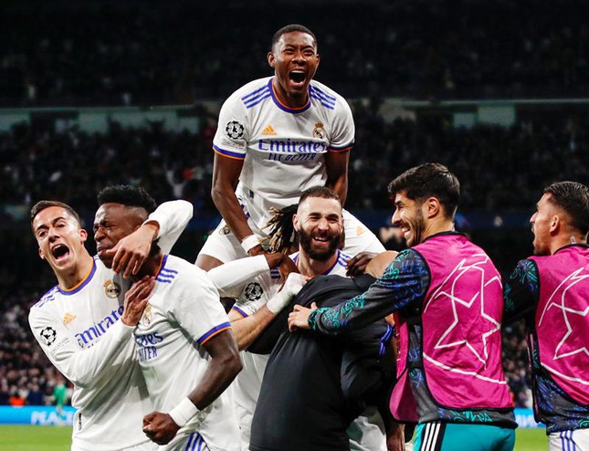 Real biến Chelsea thành cựu vương trong ngày Benzema rực sáng