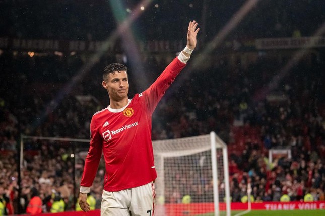Ronaldo ghi bàn, MU chia tay Old Trafford bằng trận thắng đậm