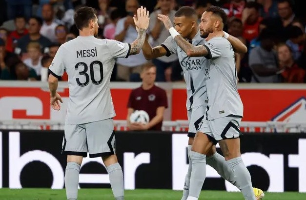 Mbappe hứng chỉ trích vì cản cú sút ghi bàn của Messi