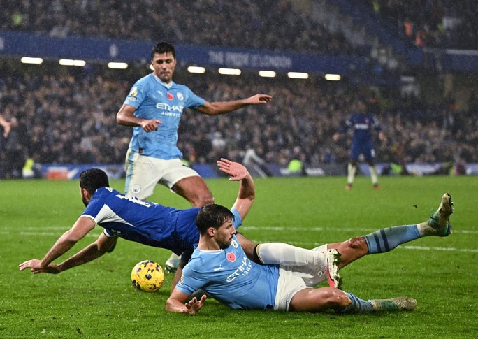 Giải Ngoại hạng Anh: Gian nan màn đổi ngôi