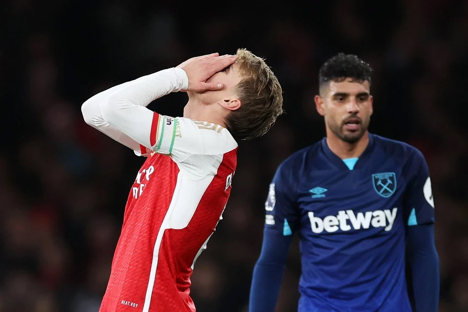 Arsenal thua West Ham ngay trên sân nhà