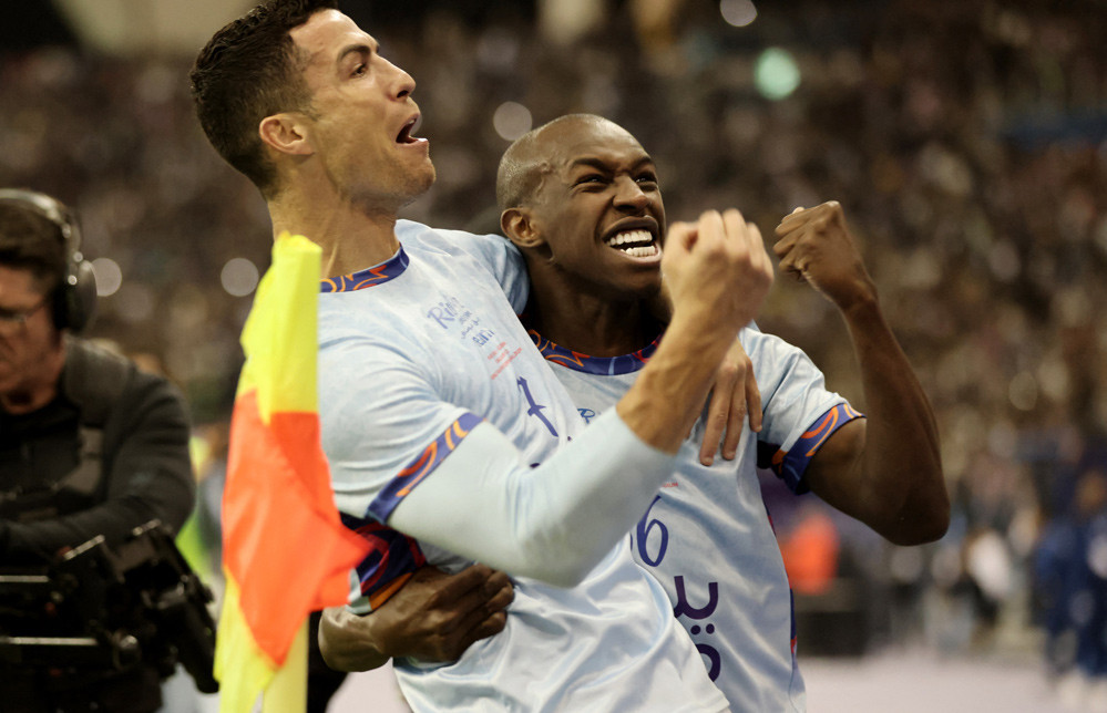 Ronaldo tỏa sáng ở cuộc chạm trán đỉnh cao với Messi