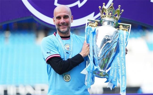 Pep Guardiola vẫn chưa dám nghĩ tới cú ăn ba cho Man City