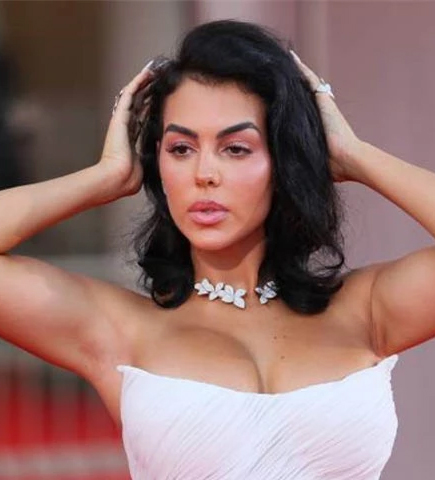 Bồ Ronaldo khoe cặp tuyết lê đẫy đà ở LHP Venice