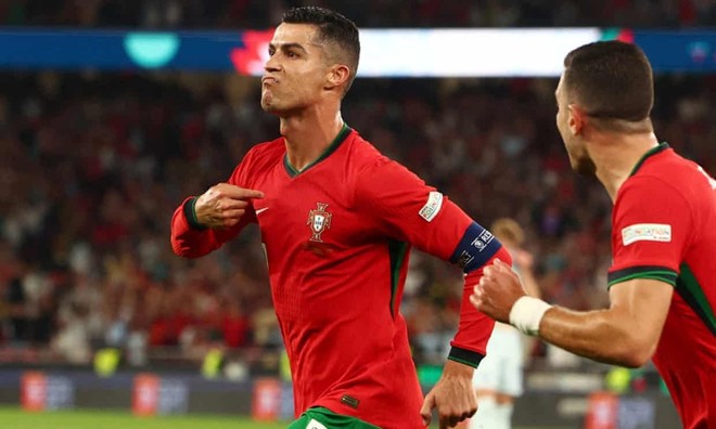 Ronaldo vào sân từ ghế dự bị cứu ĐT Bồ Đào Nha