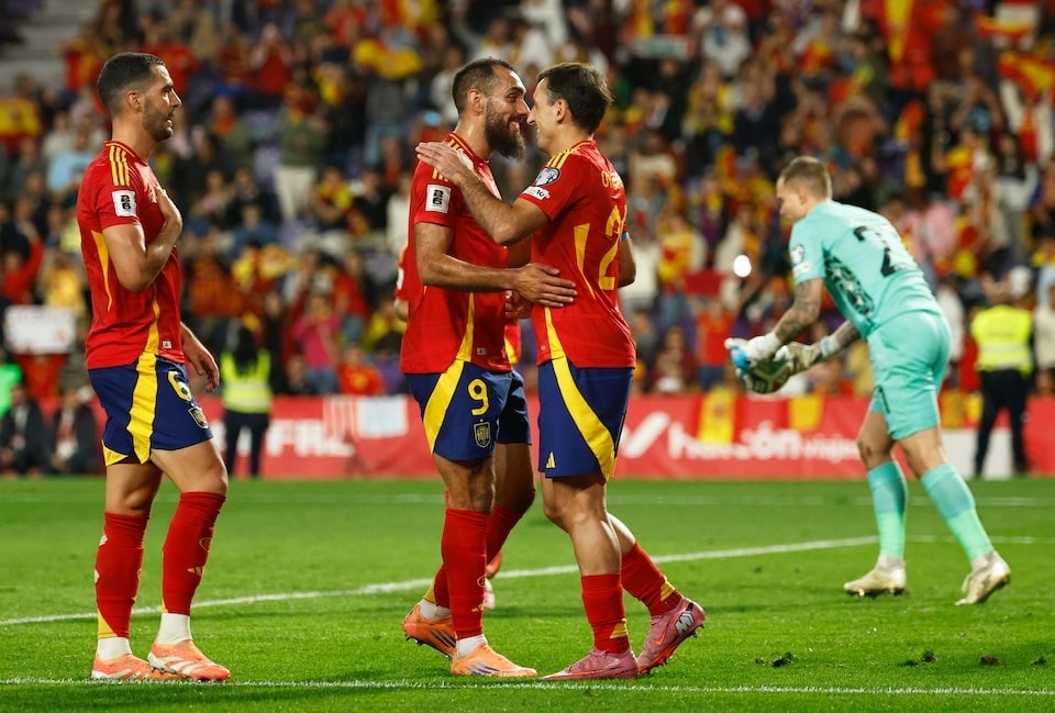 Tây Ban Nha tái lập kỷ lục bất bại