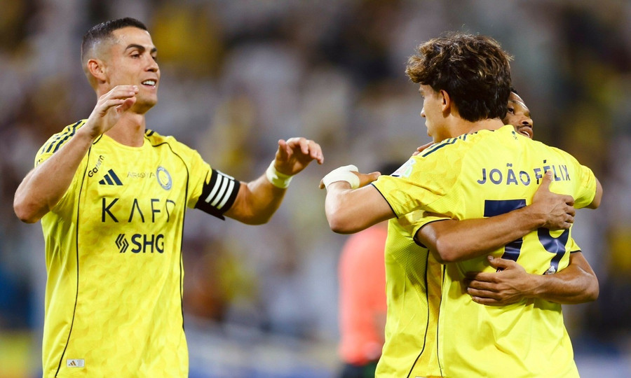 Ronaldo đi vào lịch sử với điều chưa từng có