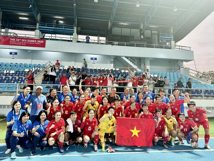 Thủ tướng chúc mừng hai đội tuyển bóng đá Việt Nam vào bán kết SEA Games 33