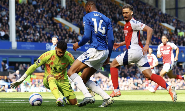 Arsenal bị Everton cầm chân, cạn dần hy vọng đua vô địch