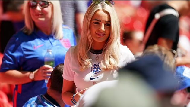 Ngắm nhìn nhan sắc 5 WAGs Tam Sư nóng bỏng trên khán đài