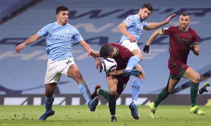 Man City dẫn Man Utd 15 điểm