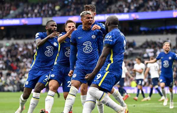 Premier League: Chelsea lên ngôi đầu, Ronaldo tiếp tục ghi bàn