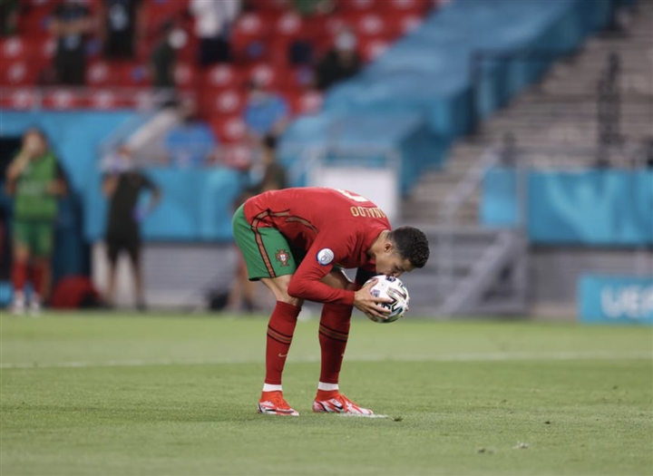 Ronaldo san bằng kỷ lục 109 bàn thắng: Tinh thần thép và khát vọng chinh phục